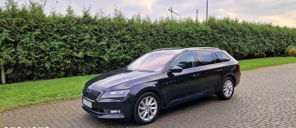 Skoda Superb cena 89800 przebieg: 144000, rok produkcji 2017 z Warszawa małe 742